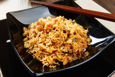 Pirinç siyah kare tabak sebze ile