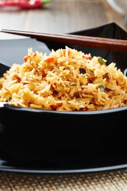 Pirinç siyah kare tabak sebze ile yakın çekim