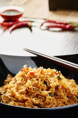 Pirinç siyah kare tabak sebze ile