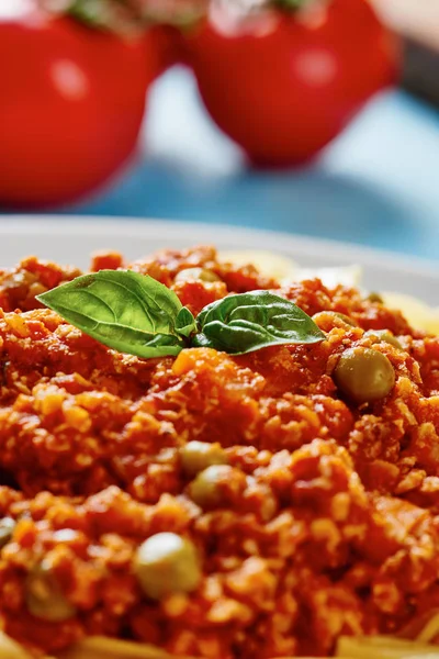 Pasta tagliatelle con salsa boloñesa de cerca — Foto de Stock