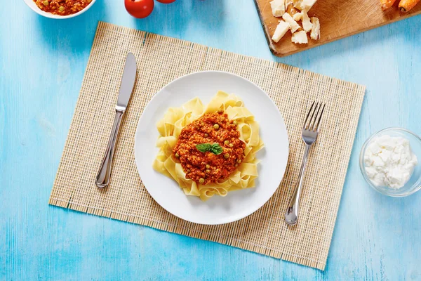 Macarrão tagliatelle com molho bolonhês — Fotografia de Stock