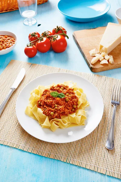 Macarrão tagliatelle com molho bolonhês — Fotografia de Stock