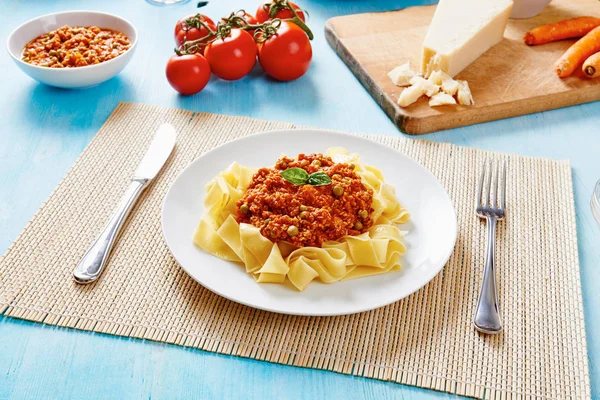 Makaron tagliatelle z sosem Bolognese — Zdjęcie stockowe