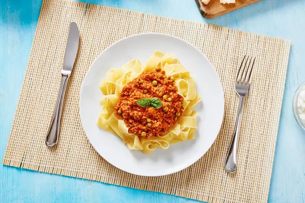 Beyaz çanak üzerinde Bolognese soslu makarna tagliatelle