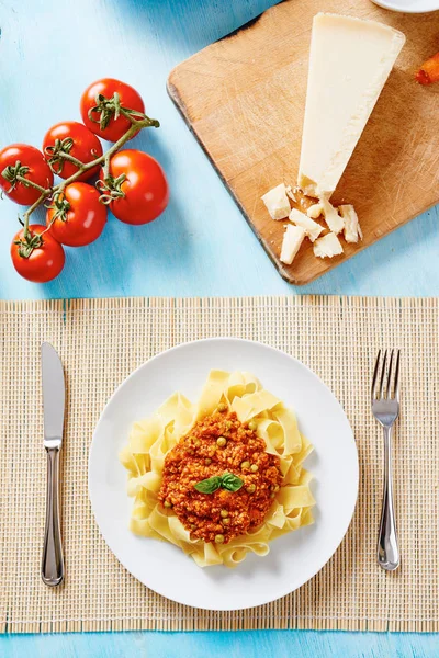 Macarrão tagliatelle com molho bolonhês no prato branco — Fotografia de Stock