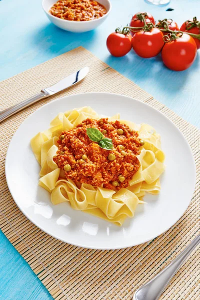 Beyaz çanak üzerinde Bolognese soslu makarna tagliatelle