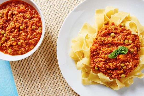 Macarrão tagliatelle com molho bolonhês no prato branco — Fotografia de Stock