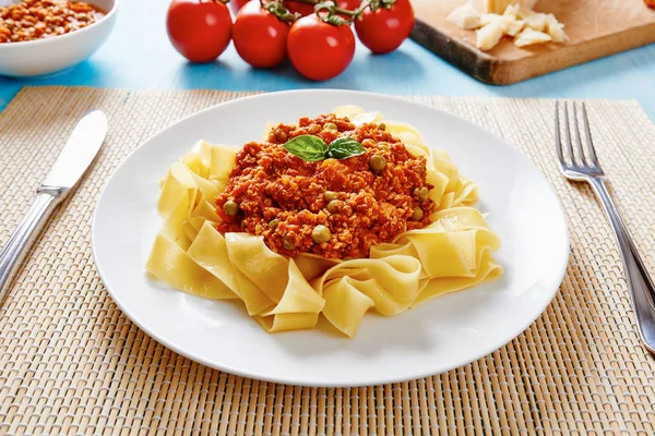 Macarrão tagliatelle com molho bolonhês — Fotografia de Stock