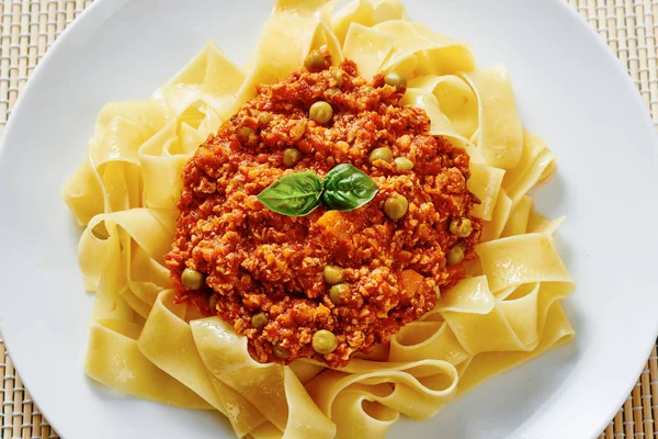 Macarrão tagliatelle com molho bolonhesa de perto — Fotografia de Stock