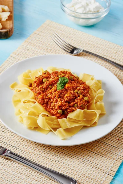 Beyaz çanak üzerinde Bolognese soslu makarna tagliatelle