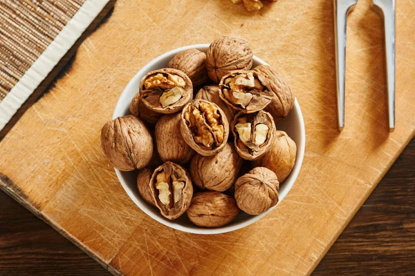 Ceviz beyaz kase üzerinde