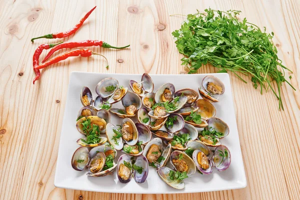 Паста с тушеными моллюсками на белой тарелке — стоковое фото