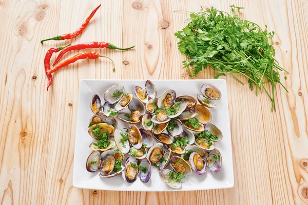 Тушеные моллюски на белой тарелке — стоковое фото