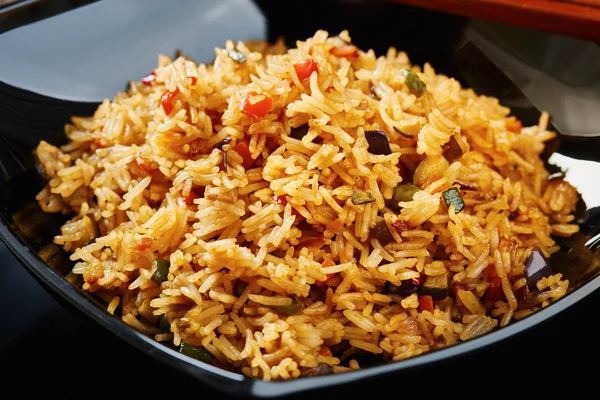 Pirinç siyah kare tabak sebze ile yakın çekim