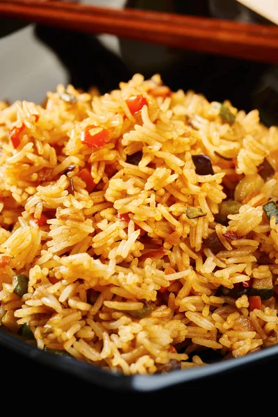 Pirinç siyah kare tabak sebze ile yakın çekim