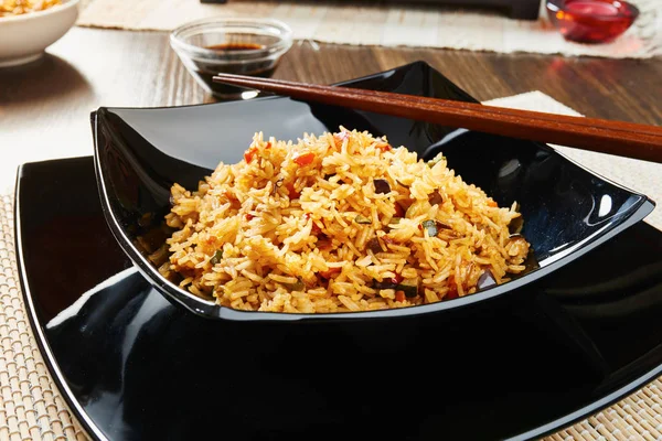 Pirinç siyah kare tabak sebze ile