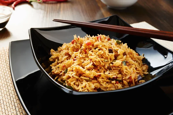 Pirinç siyah kare tabak sebze ile