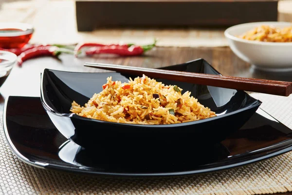 Nasi dengan sayuran di piring hitam persegi — Stok Foto