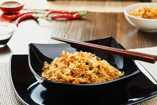 Pirinç siyah kare tabak sebze ile