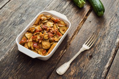 Kepekli makarna kabak yemek pişirme beyaz ile