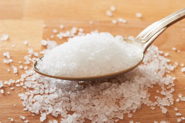 Ahşap masa bir kaşık deniz tuzu