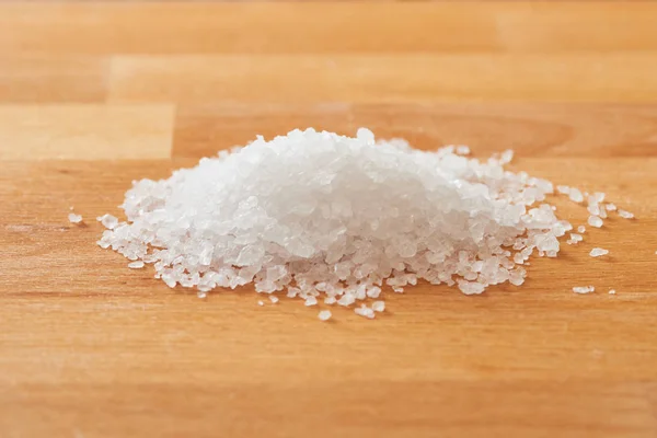 Sól morska na drewnianym stole — Zdjęcie stockowe
