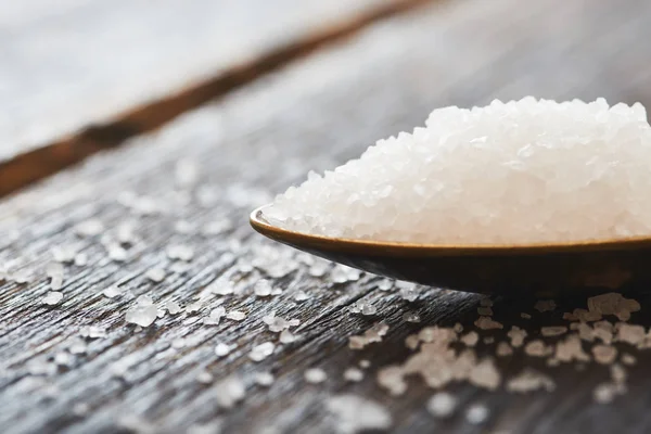 Sól morska w łyżką na drewnianym stole — Zdjęcie stockowe