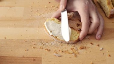 Sürülebilir peynir, ekmek üzerinde