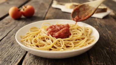 Domates soslu makarna üzerine dökülen