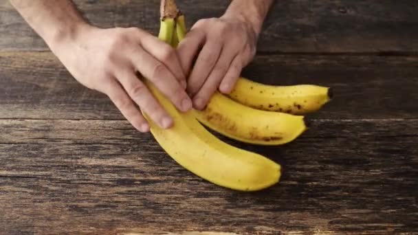 Mužské ruky bere a snímá banán — Stock video