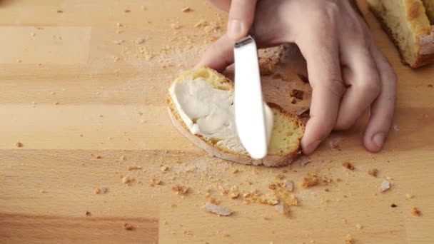 Formaggio spalmabile su fetta di pane — Video Stock