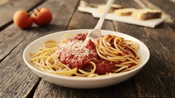 Spaghetti met vork nemen — Stockvideo