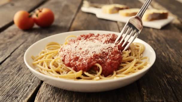 Torcer tenedor con pasta y tomar espaguetis — Vídeos de Stock