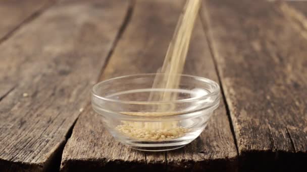Налить рис - замедленная съемка — стоковое видео