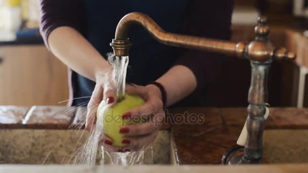 Frau wäscht Apfel mit Vintage-Wasserhahn — Stockvideo