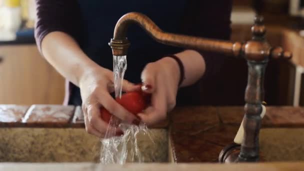 Mujer lavando tomates con grifo vintage — Vídeos de Stock