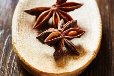 Yakın çekim yıldız anason tahta kaşık ahşap tablo