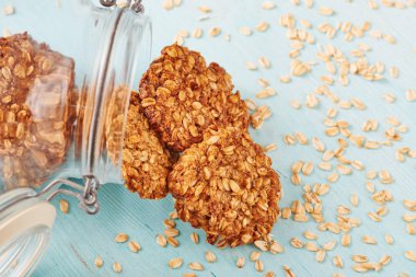 Yulaf ezmesi muz çerezlerini bir kavanoz mavi masada