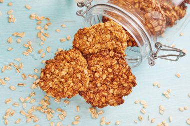 Yulaf ezmesi muz çerezlerini bir kavanoz mavi masada