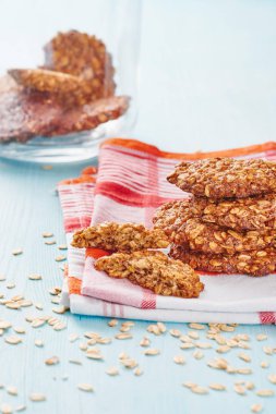 Yulaf ezmeli muzlu kurabiye renkli peçete jar arka planda Close-Up