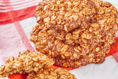 Yulaf ezmeli muzlu kurabiye renkli peçeteye Close-Up