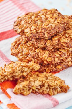 Yulaf ezmeli muzlu kurabiye renkli peçeteye Close-Up