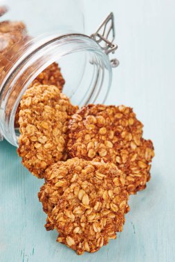 Yulaf ezmesi muz çerezlerini bir kavanoz mavi masada Close-Up