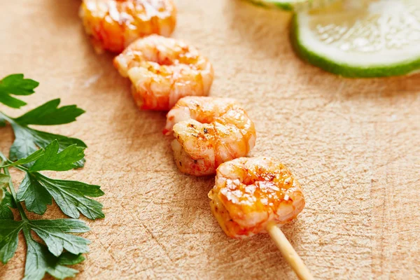 Kesme tahtası üzerinde yakın çekim karides şiş