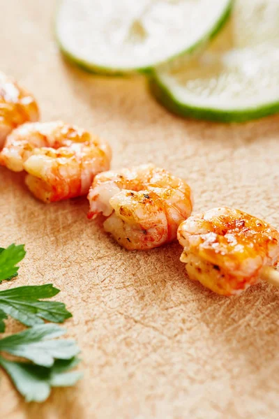 Arka plan ve maydanoz limon dilimleri yakın çekim karides şiş