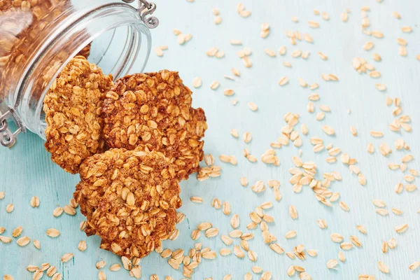 Yulaf ezmesi muz çerezlerini bir kavanoz mavi masada - metin alanı sağdaki