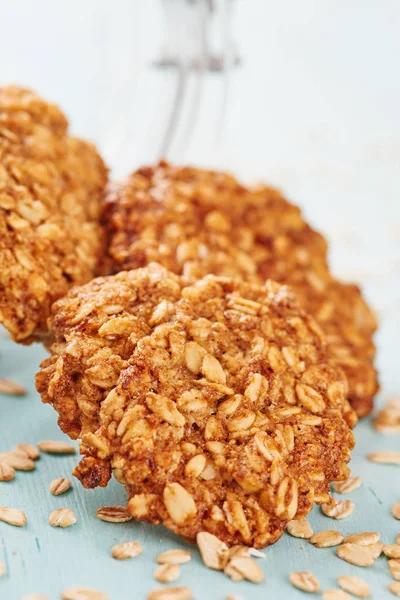 Yulaf ezmeli muzlu kurabiye mavi masada Close-Up