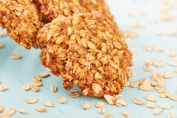 Yulaf ezmeli muzlu kurabiye mavi masada Close-Up