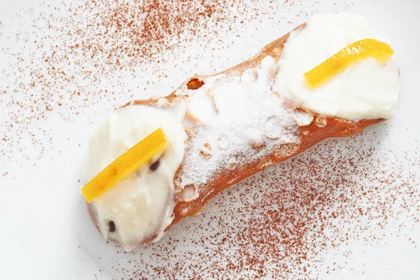 Cannoli siciliano en plato blanco — Foto de Stock