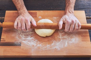 Ahşap oklava ile el yapımı makarna yapma